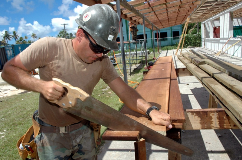 charpentier-ROQUEBRUNE SUR ARGENS-min_worker_construction_building_carpenter_male_job_build_helmet-893290